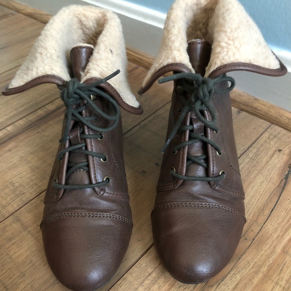 Brown lace up boots - Picture 6 of 7
